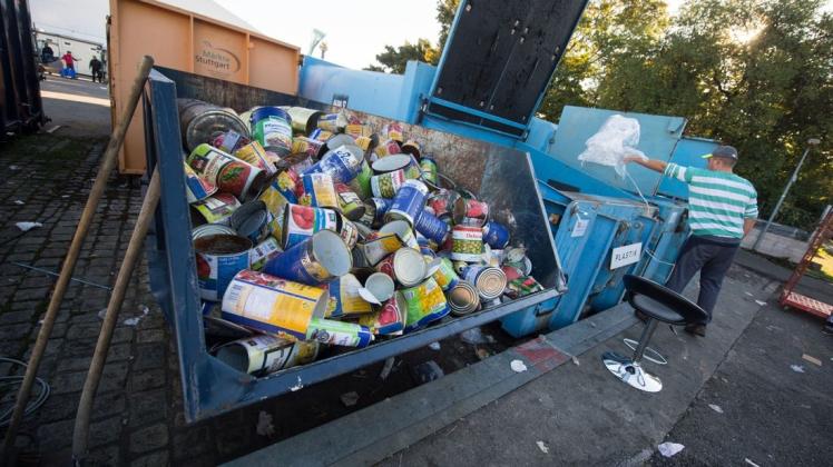 Leere Lebensmittelbehälter liegen im Container Recycling-Hof.