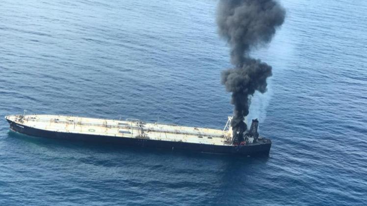 Auf einem Öltanker hat sich in der Nähe von Sri Lanka eine Explosion mit anschließendem Brand ereignet. 270.000 metrische Tonnen Öl drohten ins Meer auszulaufen.
