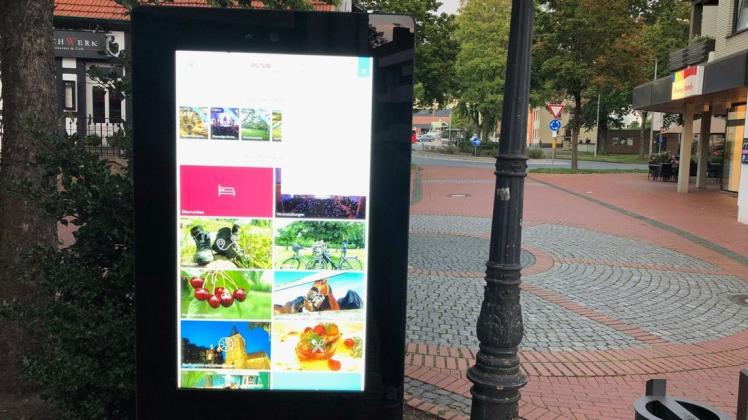 Premiere im Ortszentrum: Im Bereich Brinkhege/Restaurant Fachwerk ist seit Anfang der Woche der interaktive Bildschirm rund die Uhr in Betrieb und gibt Hagener Bürgern sowie Besuchern Informationen zu touristischen Zielen, Wander- und Radrouten sowie Gastro-Angeboten und Veranstaltungen. Premiere im Ortszentrum: Im Bereich Brinkhege/Restaurant Fachwerk ist seit Anfang der Woche der interaktive Bildschirm rund die Uhr in Betrieb und gibt Hagener Bürgern sowie Besuchern Informationen zu touristischen Zielen, Wander- und Radrouten sowie Gastro-Angeboten und Veranstaltungen.