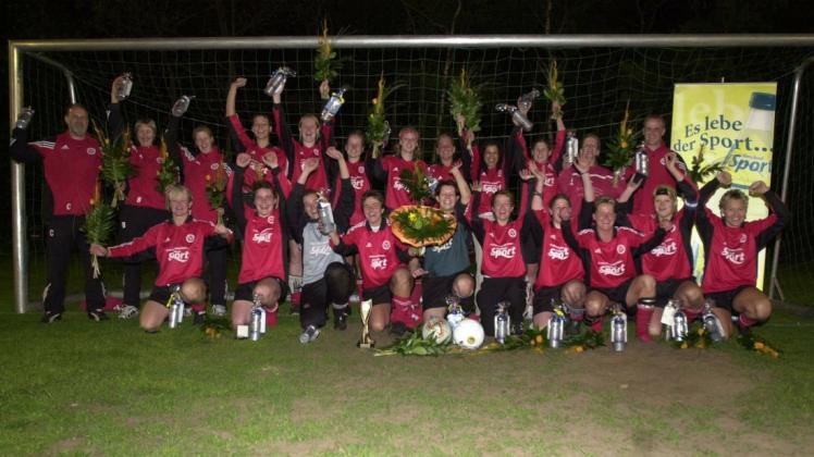 Die Meisterschaft der Regionalliga feiert Gersten 2004 und wird Gründungsmitglied  der  2. Bundesliga (großes Foto). Auf dem kleinen Foto jubelt Maria Reisinger in der Saison 2001/02. Fotos: Leißing