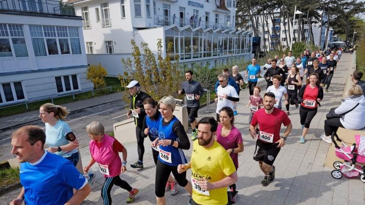 Der Warnemünder Stoltera-Küstenwaldlauf (Aufnahme von 2019) musste in diesem Jahr wegen Corona ausfallen. Der Ostseeküstenlauf in Kühlungsborn, eine weitere Traditionsveranstaltung, kann am Sonntag unter Auflagen stattfinden. Der Warnemünder Stoltera-Küstenwaldlauf (Aufnahme von 2019) musste in diesem Jahr wegen Corona ausfallen. Der Ostseeküstenlauf in Kühlungsborn, eine weitere Traditionsveranstaltung, kann am Sonntag unter Auflagen stattfinden.