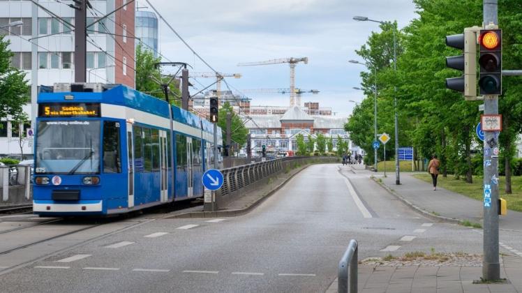 Mit Bus und Bahn zur Arbeit: Für die gut 55.000 Berufspendler in der Hansestadt kann der öffentliche Nahverkehr eine alternative zu Stau und Stress sein, so die IHK.