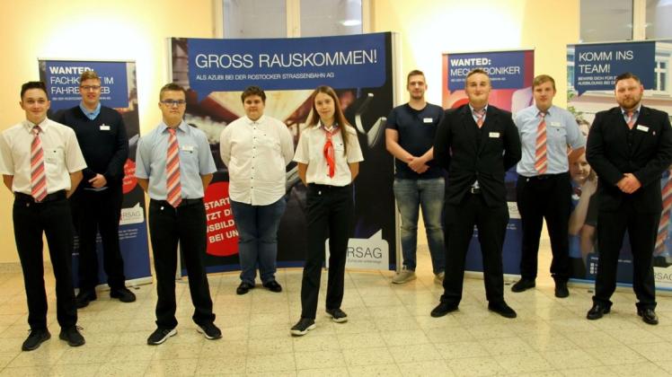 Die sieben künftigen Fachkräfte im Fahrbetrieb freuen sich darauf, Menschen zu beraten und sie mit Bus und Bahn sicher durch die Hanse- und Universitätsstadt Rostock zu befördern. Die sieben künftigen Fachkräfte im Fahrbetrieb freuen sich darauf, Menschen zu beraten und sie mit Bus und Bahn sicher durch die Hanse- und Universitätsstadt Rostock zu befördern.