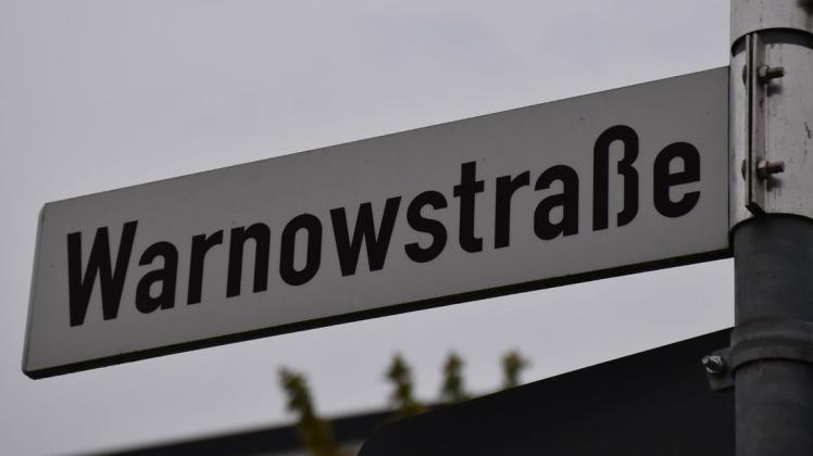 Auch neue Schilder mit Tempolimits werden in der Warnowstraße in der östlichen Altstadt den Autoverkehr bremsen können, meint Stefan Menzel.