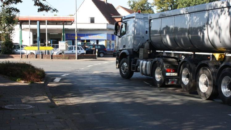 Mitten durch Wersen, hier die Einmüdnung Poststraße in die Westerkappelner Straße, führt derzeit noch die Umleitungsstrecke für die Autobahn 1. Sie soll neu trassiert werden, um eine Gesamtentwicklungsplanung möglich zu machen (Archivbild). Mitten durch Wersen, hier die Einmüdnung Poststraße in die Westerkappelner Straße, führt derzeit noch die Umleitungsstrecke für die Autobahn 1. Sie soll neu trassiert werden, um eine Gesamtentwicklungsplanung möglich zu machen (Archivbild).