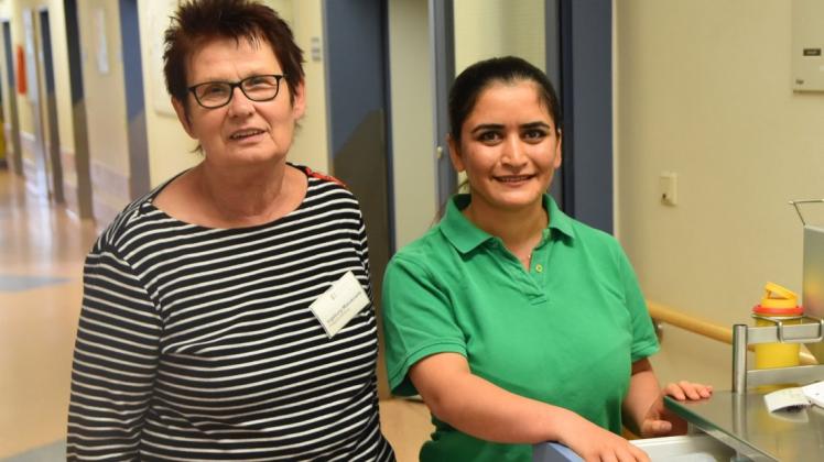Ingeburg Masukowitz (links), Pflegedienstleiterin in der Fachklinik Stenum Ortho, ist stolz auf die Noch-FSJlerin und baldige Auszubildende Nurhan Dakhil Kasem.