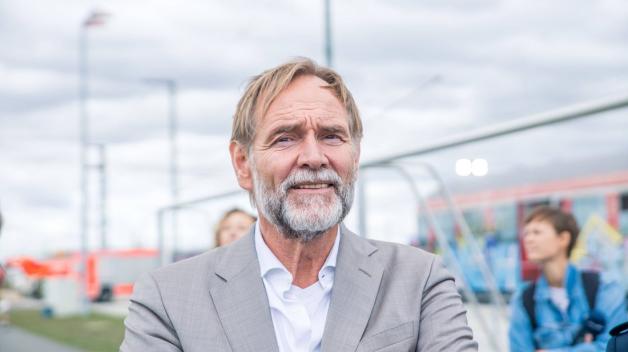 Leipzigs Oberbürgermeister Burkhard Jung kritisierte am Sonntag die Ausschreitungen in seiner Stadt. Leipzigs Oberbürgermeister Burkhard Jung kritisierte am Sonntag die Ausschreitungen in seiner Stadt.