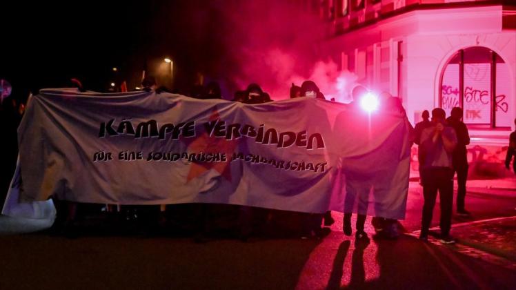 Teilnehmer der Demonstration zogen durch den Stadtteil Connewitz in Leipzig.