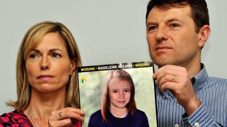 Kate und Gerry McCann, Eltern der vor 13 Jahren verschwundenen Britin Madeleine "Maddie" McCann halten bei einem Such-Aufruf das Foto ihrer Tochter. (Archivbild) Kate und Gerry McCann, Eltern der vor 13 Jahren verschwundenen Britin Madeleine "Maddie" McCann halten bei einem Such-Aufruf das Foto ihrer Tochter. (Archivbild)