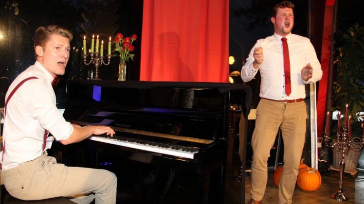 Matthias Ventker (am Klavier) und Dennis Brause überzeugten bei den Kultur-Kanapees 2019 im Blütengenuss und holten sich den Publikumspreis.