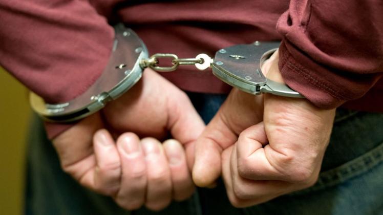 Die Polizei hat in Stuhr-Moordeich einen 33-Jährigen gefasst, der für eine ganze Reihe von Autoaufbrüchen verdächtig ist.