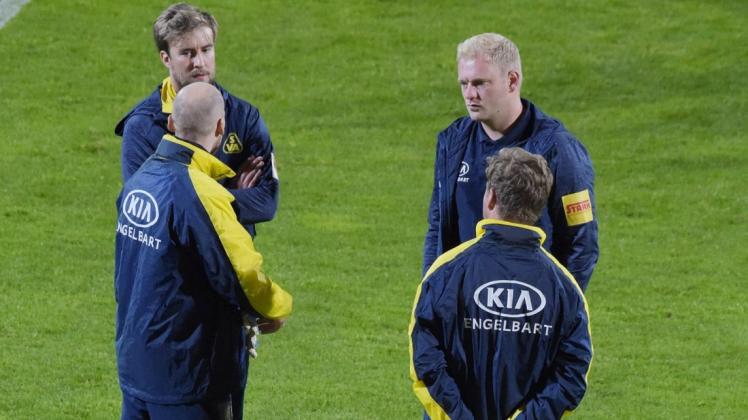 Am Freitagabend haderten Atlas-Trainer Key Riebau (hinten links) und Sportchef Bastian Fuhrken (hinten rechts) noch mit der Niederlage in Hannover – inzwischen ist Corona das Hauptthema. Am Freitagabend haderten Atlas-Trainer Key Riebau (hinten links) und Sportchef Bastian Fuhrken (hinten rechts) noch mit der Niederlage in Hannover – inzwischen ist Corona das Hauptthema.