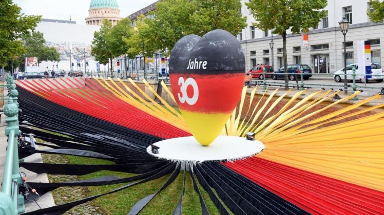 In Potsdam steht ein schwarz-rot-goldenes Herz für 30 Jahre Deutsche Einheit.