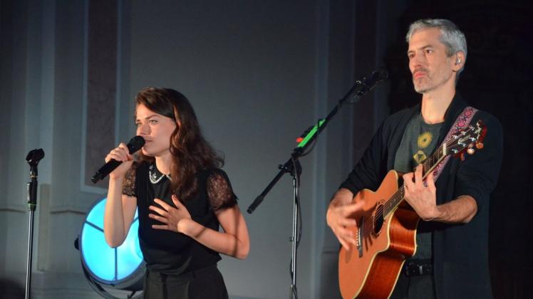 Hingebungsvoll: Marianne Neumann und Rocco Horn bei ihrem Auftritt als Duo „Berge“ im Emsland-Dom.
