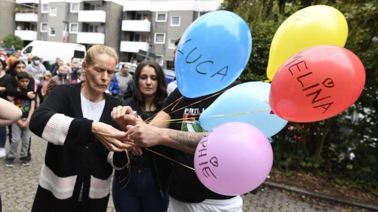 Nachbarn bringen als Ausdruck ihrer Trauer fünf Luftballons mit den Namen der fünf getöteten Kinder vor das Haus der Familie.