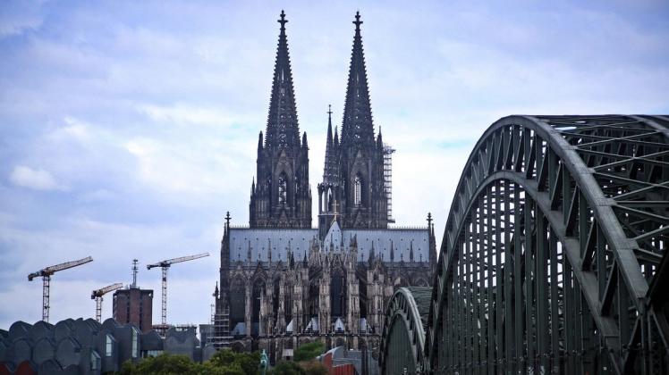 Aus dem Glockenturm des Kölner Doms musste eine Frau gerettet werden.