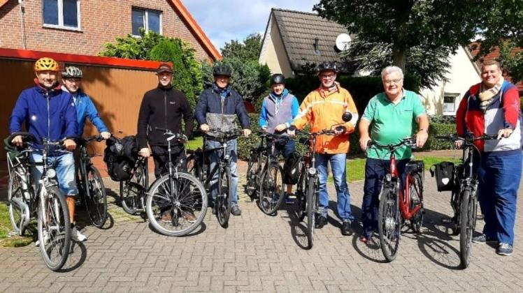 Eine kleine Pause in Niendorf: Die Gemeindevertreter auf ihrer traditionellen Fahrradtour durch die fünf Dörfer.