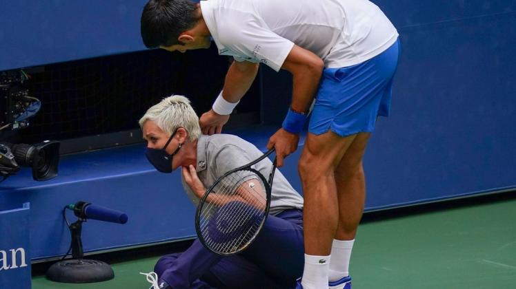 Novak Djokovic schlägt wütend einen Ball weg und trifft dabei eine Linienrichterin. Sie geht zu Boden und hat sichtlich Probleme mit der Atmung.