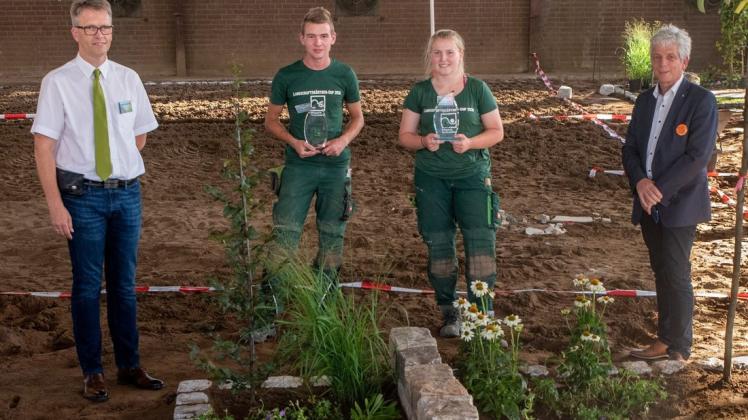 Sie haben einen Garten in fünf Stunden gebaut: Jannik Hölting (2. v. l.) und Sarah Schütte von Galabau Kreye aus Ganderkesee freuen sich über den 1. Platz beim Landesentscheid im Landschaftsgärtner-Cup 2020 in Nienburg. Verbandspräsident Harald Kusserow (l.) und MdL Dr. Frank Schmädeke gratulieren.