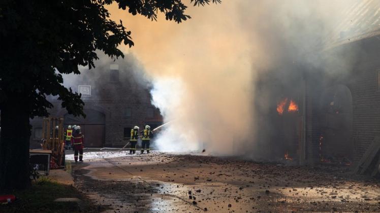 Bei dem Brand am Samstag an der Redecker Straße haben die Einsatzkräfte die nicht mehr zu rettende Scheune kontrolliert abgebrannt.