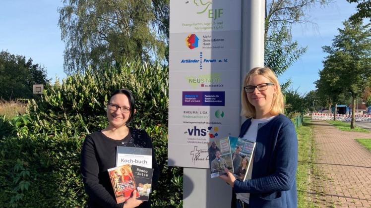 EJF-Bereichsleiterin Stephanie Thiering (rechts) und Mitarbeiterin Martina Hartschwager weisen auf das Angebot des Offenen Bücherschrankes im Mehrgenerationenhaus Quakenbrück hin.