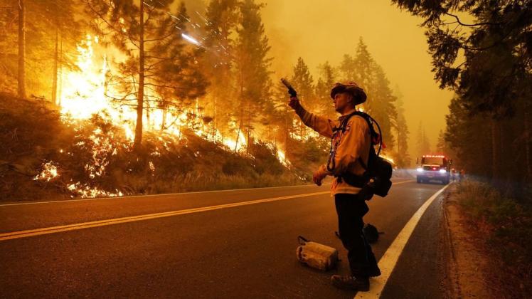 In ganz Kalifornien waren laut einem Lagebericht der Feuerwehr von Sonntag zuletzt mehr als 14.800 Einsatzkräfte damit beschäftigt, 23 größere Brände einzudämmen.