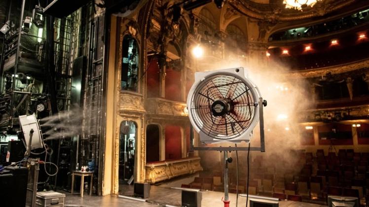 Das Berliner Ensemble setzt die Vernebelungsmaschine von Amoair ein, um als Ergänzung zu seinen sonstigen Hygienemaßnahmen seinen Zuschauerraum zu desinfizieren. Das Berliner Ensemble setzt die Vernebelungsmaschine von Amoair ein, um als Ergänzung zu seinen sonstigen Hygienemaßnahmen seinen Zuschauerraum zu desinfizieren.