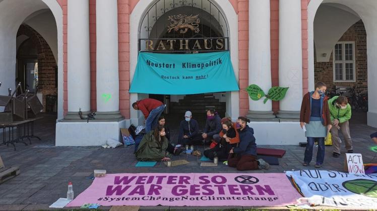 Am Montag machten Aktivisten der Extinction Rebellion Rostock mit einer ungewöhnlichen Aktion auf ihre Forderungen aufmerksam.