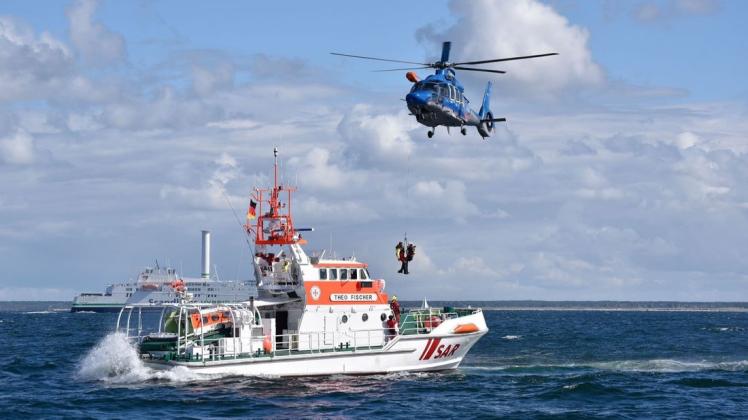 Bei der Übung vor Warnemünde kam der Rettungskreuzer "Theo Fischer" mit seinem Tochterboot "Ströper" ebenso zum Einsatz wie ein Hubschrauber. Er brachte die Schiffbrüchigen mit einer Winde an Bord und dann auf das Schiff.