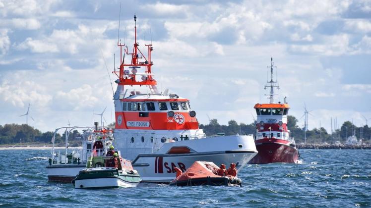 Eine Rettungsübung auf der Ostsee vor Warnemünde konnte am Montag erfolgreich abgeschlossen werden.