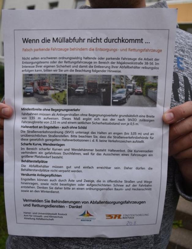 Dieser Zettel klärt darüber auf, dass die Feuerwehr, als auch die Rostocker Stadtentsorgung durch parkende Autos in der Einbahnstraße behindert wurde und somit Parken dort nun nicht mehr gestattet ist. Dieser Zettel klärt darüber auf, dass die Feuerwehr, als auch die Rostocker Stadtentsorgung durch parkende Autos in der Einbahnstraße behindert wurde und somit Parken dort nun nicht mehr gestattet ist.