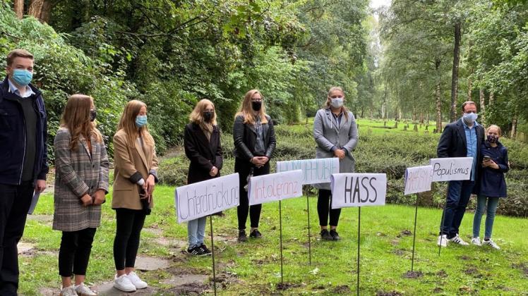 Wohin Intoleranz, Hass und Populismus führen können, machten Schüler auf dem Lagerfriedhof deutlich.