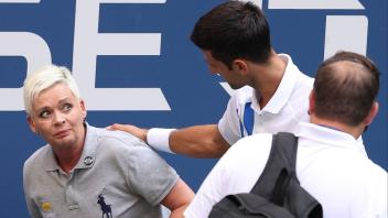 Ein Blick, der Bände spricht: Die getroffene Linienrichterin und Novak Djokovic beim Versuch, sich zu entschuldigen. Foto: AFP/AL Bello