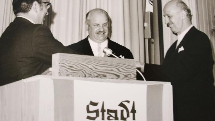 Historischer Moment: Die Verleihung der Stadtrechte am 19. September 1970. Das Foto zeigt (von links) Staatssekretär Helmut Tellermann, Bürgermeister Ludwig Siepelmeyer und Stadtdirektor Rodolf Rolfes. Historischer Moment: Die Verleihung der Stadtrechte am 19. September 1970. Das Foto zeigt (von links) Staatssekretär Helmut Tellermann, Bürgermeister Ludwig Siepelmeyer und Stadtdirektor Rodolf Rolfes.