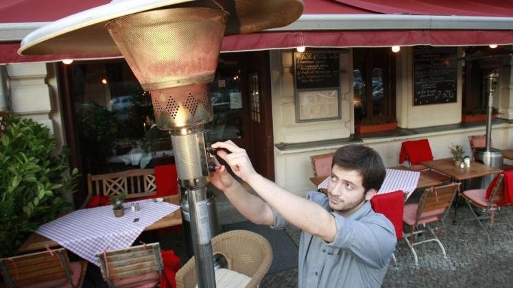 Heiß diskutiert wird das Aufstellen der Heizpilze. Das Foto zeigt ein Café in Berlin im Jahr 2007. Nun werden die umweltschädliche Wärmestrahler wieder ins Spiel gebracht, um die Saison der Gastronomen zu verlängern.
