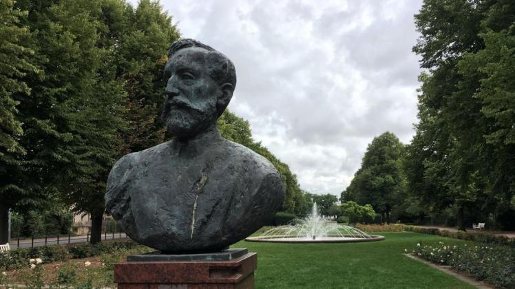 Aktuell steht die Büste von Rostocks Afrikaforscher Paul Pogge noch im Rosengarten. Die Aufstellung des Denkmals 1995 wird mittlerweile als "geschichtsvergessen" kritisiert.