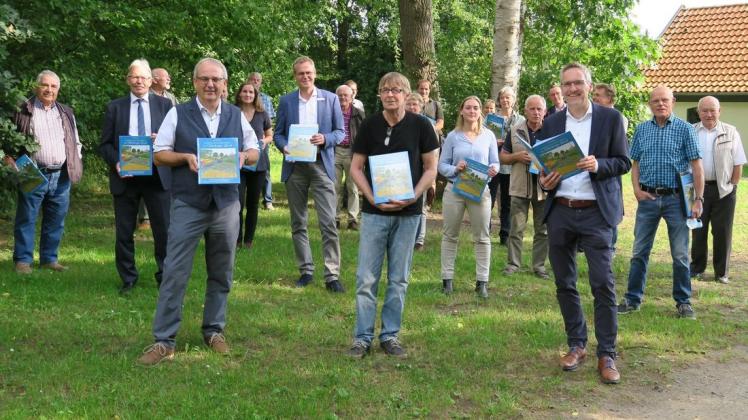 Eine Vielzahl von Beteiligten und Sponsoren hat die dritte Auflage des  Kinderbuches „Im Wald und auf den Feldern im Oldenburger Land“ an den Ahlhorner Fischteichen präsentiert.