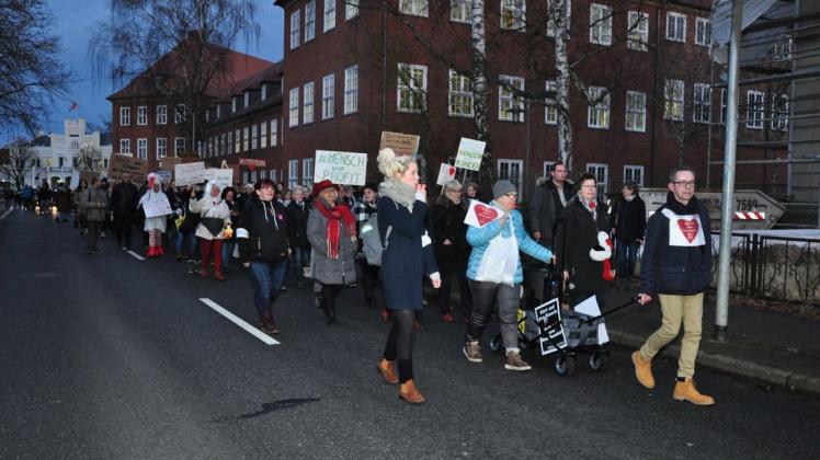 Bei einer Demonstration gegen die dauerhafte Schließung der Kinderklinik in Parchim und die Zusammenlegung der Geburtsstationen von Crivitz und Parchim im Dezember: Barbara Borchardt (mit rotem Schal).