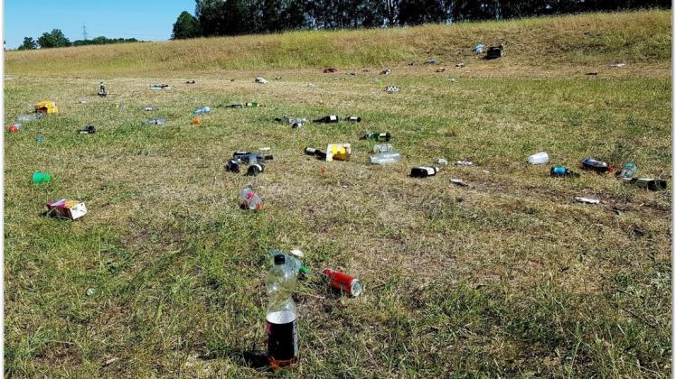 Leere Flaschen und Müll sind am Alfsee-Zuleiter zurückgelassen worden. Foto: Hans Macke