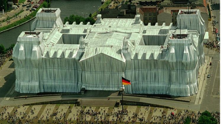 Für das Reichstags-Projekt 1995 in Berlin hatte das Künstler-Paar jahrzehntelang um eine Genehmigung gekämpft.