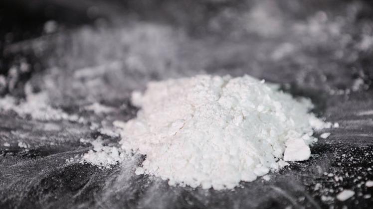 Ein Delmenhorster Drogendealer, der Kokain verkauft, aber auch selbst konsumiert hat, plädiert vor Gericht für die Einweisung in eine Entzugsklinik. (Symbolbild)