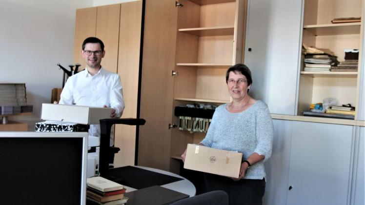 Ein aktuell nicht genutzter Büroraum  im Heimathaus soll für das künftige Archiv genutzt werden. Der aus Beesten stammende Leiter des Kreis- und Kommunalarchivs Nordhorn, Christian Lonnemann, unterstützt die Gruppe um Barbara Lambers.