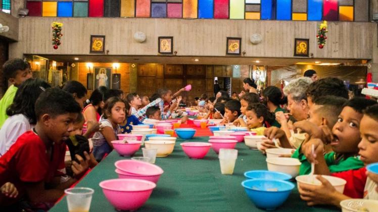 Bedürftige Kinder nehmen die Mahlzeiten in der „Iglesia San Miguel Arcángel“ in Caracas ein. Ein Teil der Spendengelder aus Handrup soll für diese Arbeit verwendet werden.