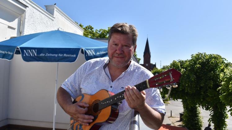 Gibt am 3. Juni um 18 Uhr ein Balkon-Konzert auf der NNN-Terrasse in der Mühlenstraße 13: Olaf Hobrlant, Frontmann der Küstencountryband Spill. Er wird von seinem Kollegen Steffen Wroost begleitet. Gibt am 3. Juni um 18 Uhr ein Balkon-Konzert auf der NNN-Terrasse in der Mühlenstraße 13: Olaf Hobrlant, Frontmann der Küstencountryband Spill. Er wird von seinem Kollegen Steffen Wroost begleitet.