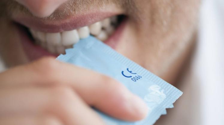 Mit den Zähnen sollten Kondome eigentlich nicht geöffnet werden, um das Gummi nicht zu beschädigen. (Symbolbild)