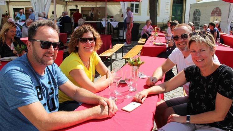 Entspannt genossen diese Besucher aus Engter die Culinaria 2019. In diesem Jahr gibt eine "Veranstaltung Light" in Bad Essen ohne Live-Musik und direkt in den teilnehmenden gastronomischen Betrieben (Archivbild).