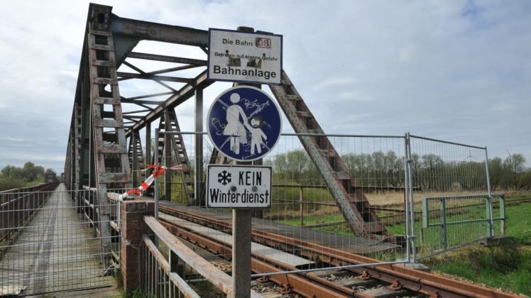 Die alte Friesenbrücke wurde bis zur Frachterkollision im Dezember 2015 auch von Fußgängern und Radfahrern genutzt.