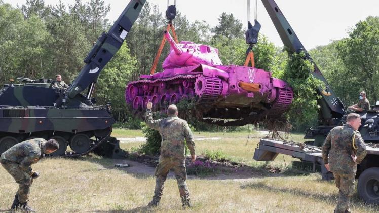 Jahrzehntelang stand der ausgediente Panzer vom Typ M47 auf dem Truppenübungsplatz Großen Höhe im Landkreis Oldenburg. Nun wurde er von Unbekannten pink angesprüht und umgehend von der Bundeswehr abtransportiert.