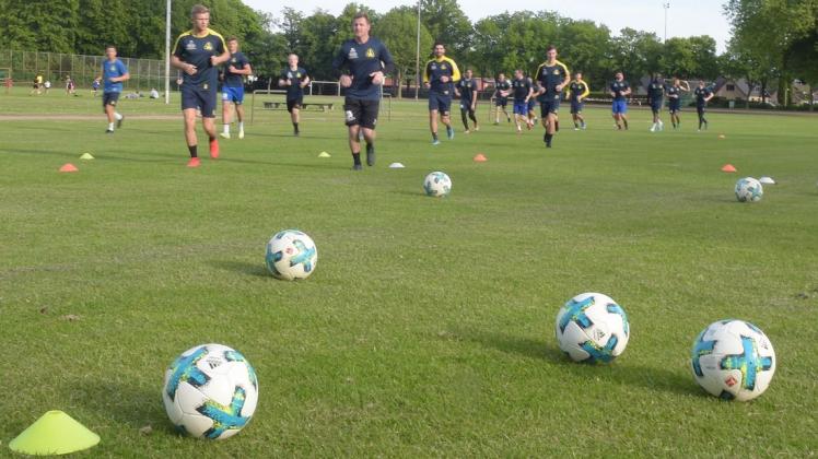 Endlich wieder kicken: Die Fußballer des SV Atlas Delmenhorst trainierten am Dienstagabend nach fast drei Monaten wieder.