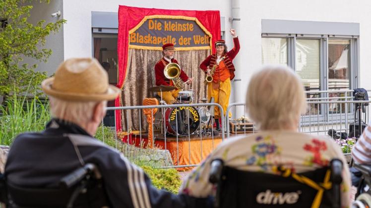 Musikalische Abwechslung: Die Senioren genießen das Konzert der „Kleinsten Blaskapelle der Welt".